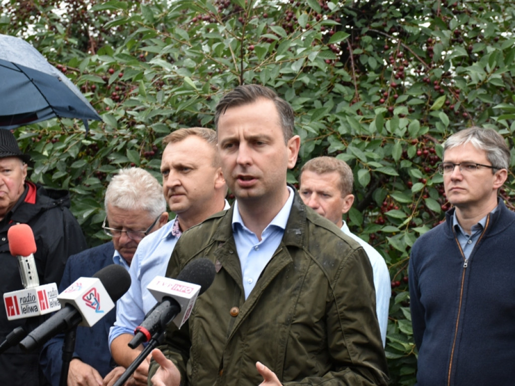Powiat sandomierski. - To dramat. Jesteśmy bliscy bankructwa - mówili sadownicy na spotkaniu z liderem ludowców [zdjęcia]
