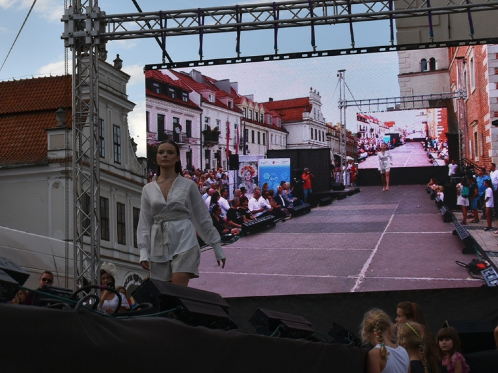 Sandomierz stolicą polskiej mody. Wielki pokaz na zakończenie Nadwiślańskiego Fashion Week [zdjęcia]