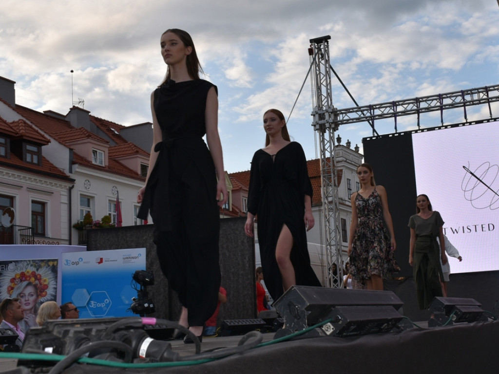 Sandomierz stolicą polskiej mody. Wielki pokaz na zakończenie Nadwiślańskiego Fashion Week [zdjęcia]