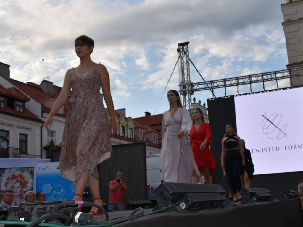 Sandomierz stolicą polskiej mody. Wielki pokaz na zakończenie Nadwiślańskiego Fashion Week [zdjęcia]