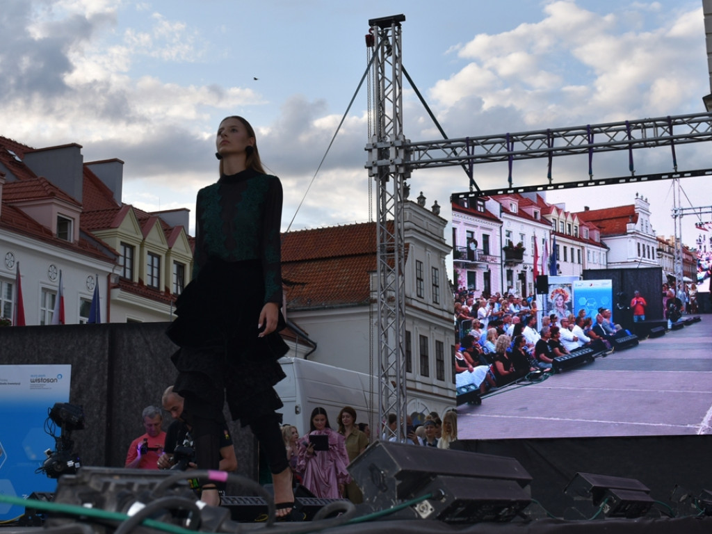 Sandomierz stolicą polskiej mody. Wielki pokaz na zakończenie Nadwiślańskiego Fashion Week [zdjęcia]