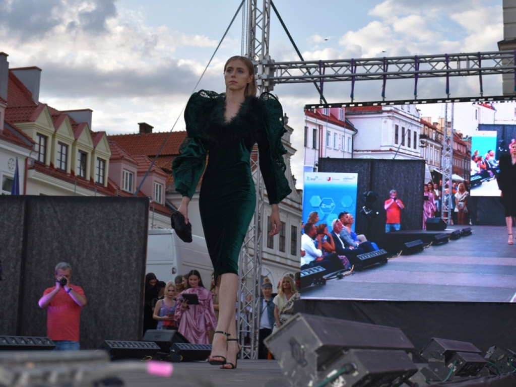 Sandomierz stolicą polskiej mody. Wielki pokaz na zakończenie Nadwiślańskiego Fashion Week [zdjęcia]