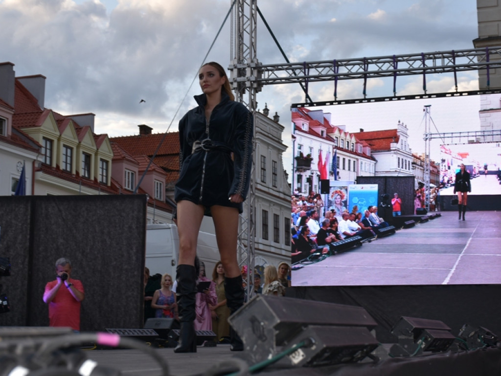 Sandomierz stolicą polskiej mody. Wielki pokaz na zakończenie Nadwiślańskiego Fashion Week [zdjęcia]