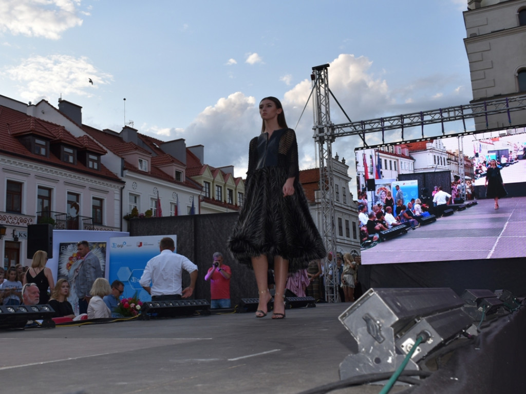 Sandomierz stolicą polskiej mody. Wielki pokaz na zakończenie Nadwiślańskiego Fashion Week [zdjęcia]