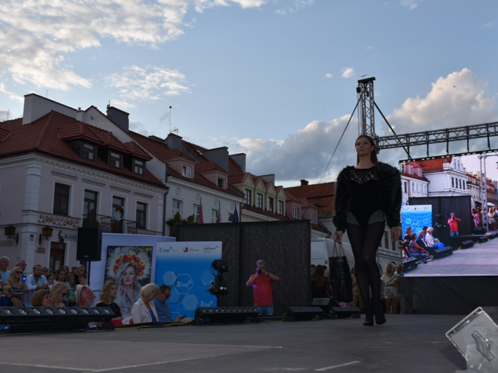Sandomierz stolicą polskiej mody. Wielki pokaz na zakończenie Nadwiślańskiego Fashion Week [zdjęcia]