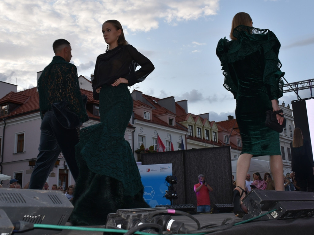 Sandomierz stolicą polskiej mody. Wielki pokaz na zakończenie Nadwiślańskiego Fashion Week [zdjęcia]