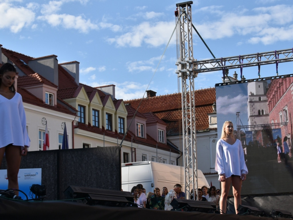 Sandomierz stolicą polskiej mody. Wielki pokaz na zakończenie Nadwiślańskiego Fashion Week [zdjęcia]