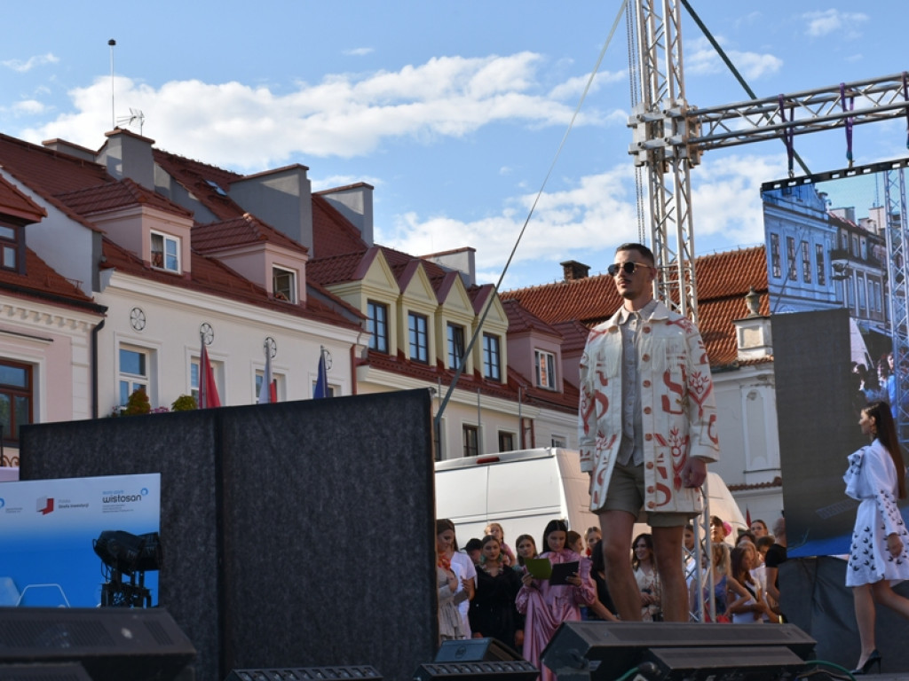 Sandomierz stolicą polskiej mody. Wielki pokaz na zakończenie Nadwiślańskiego Fashion Week [zdjęcia]