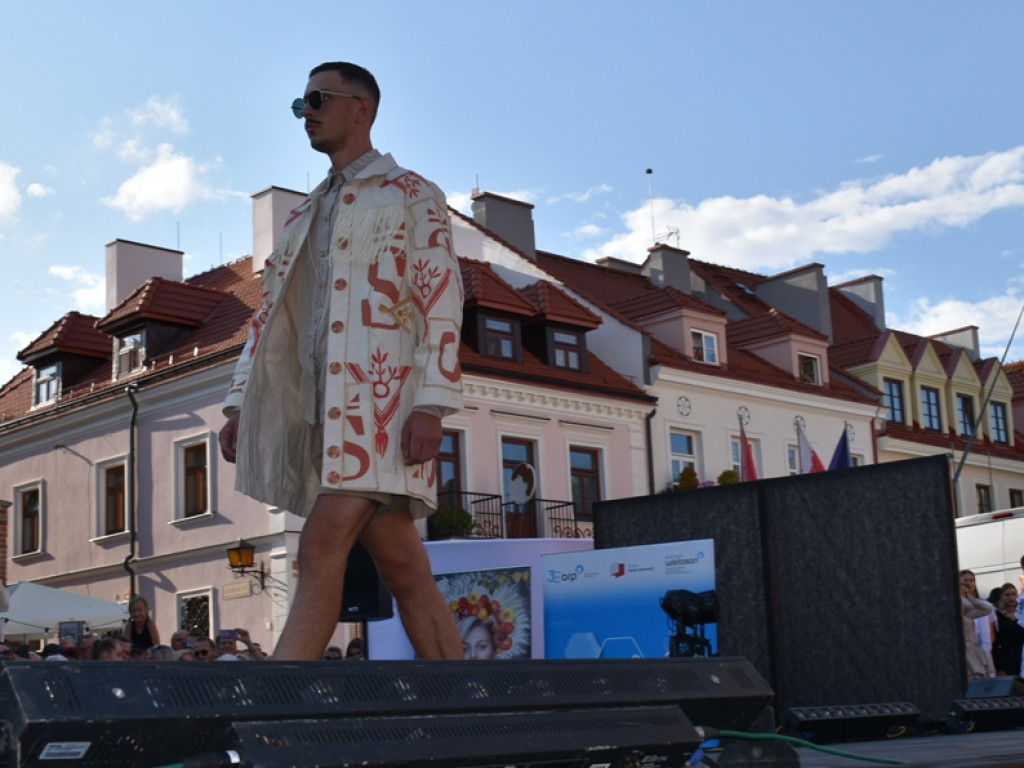 Sandomierz stolicą polskiej mody. Wielki pokaz na zakończenie Nadwiślańskiego Fashion Week [zdjęcia]