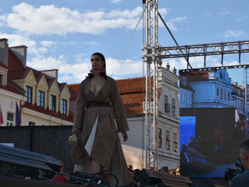Sandomierz stolicą polskiej mody. Wielki pokaz na zakończenie Nadwiślańskiego Fashion Week [zdjęcia]