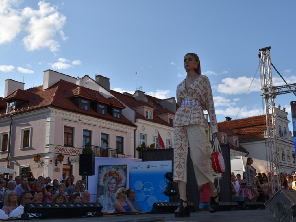 Sandomierz stolicą polskiej mody. Wielki pokaz na zakończenie Nadwiślańskiego Fashion Week [zdjęcia]