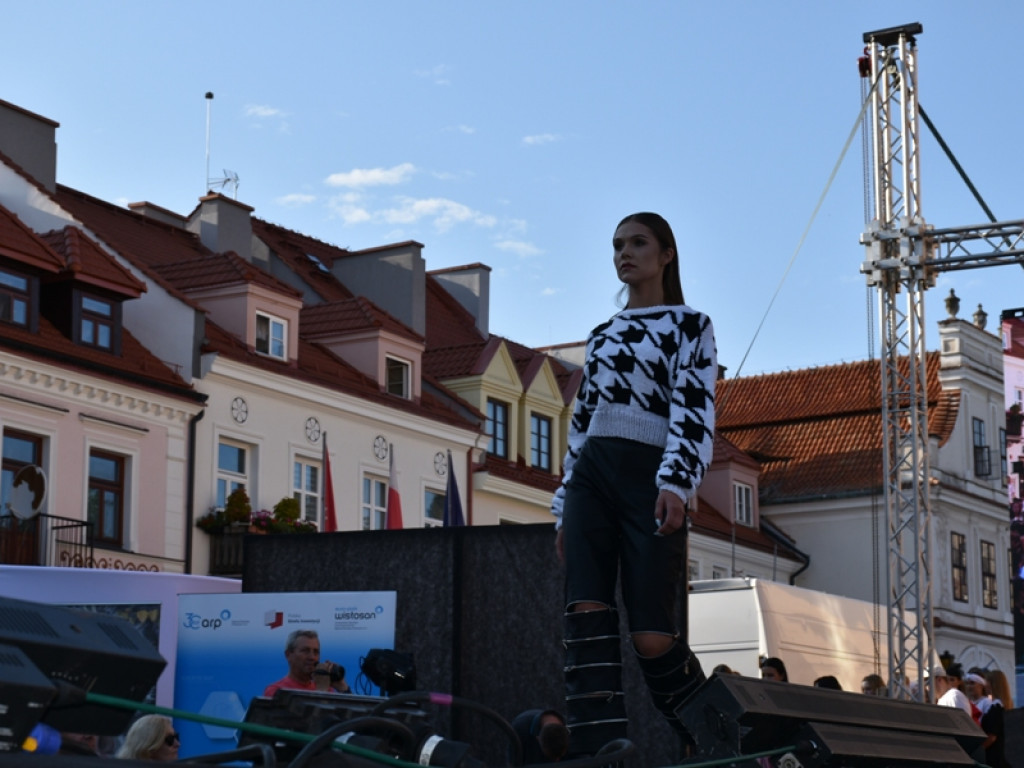 Sandomierz stolicą polskiej mody. Wielki pokaz na zakończenie Nadwiślańskiego Fashion Week [zdjęcia]