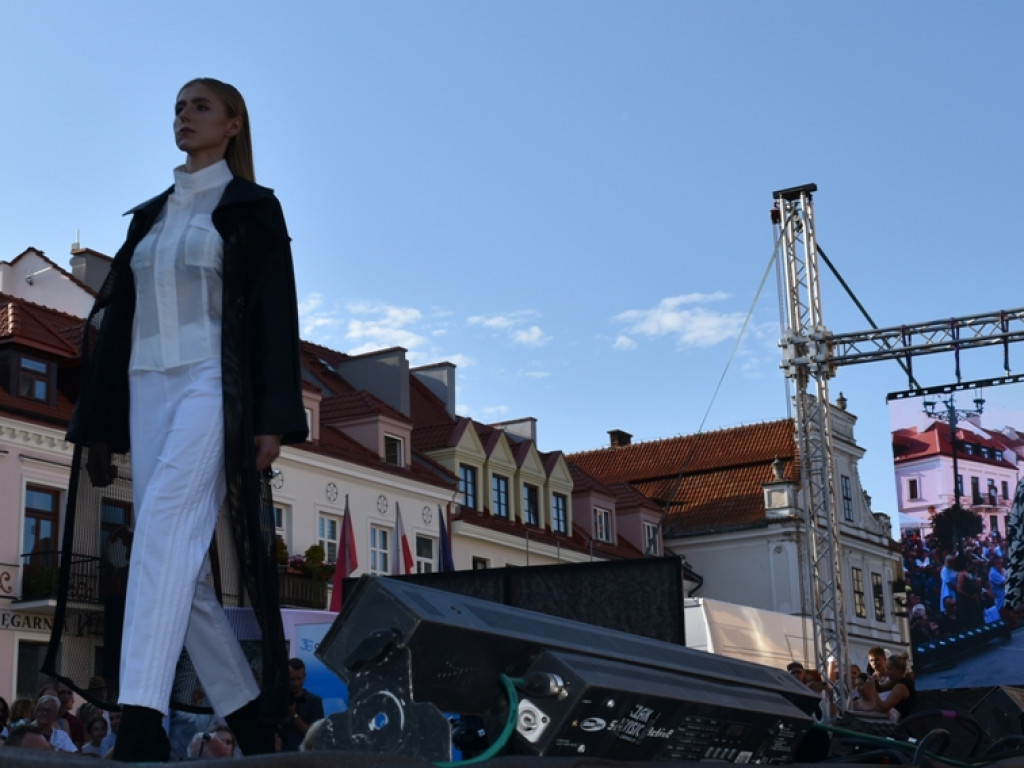 Sandomierz stolicą polskiej mody. Wielki pokaz na zakończenie Nadwiślańskiego Fashion Week [zdjęcia]