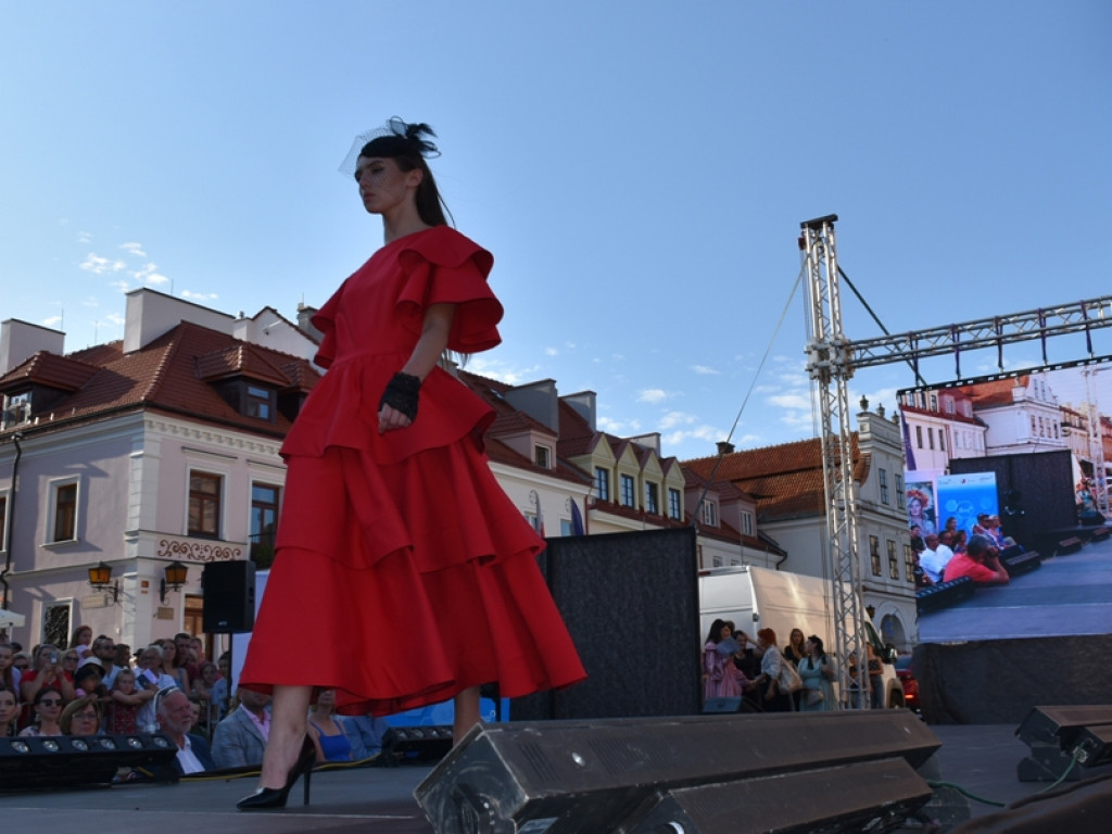 Sandomierz stolicą polskiej mody. Wielki pokaz na zakończenie Nadwiślańskiego Fashion Week [zdjęcia]