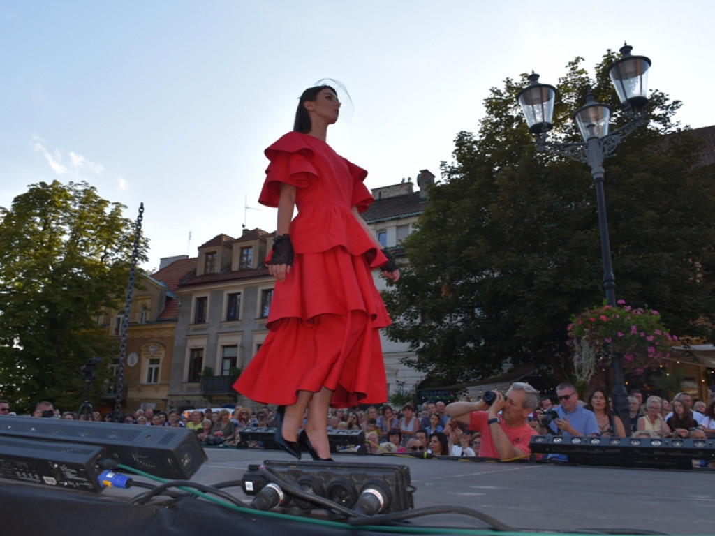Sandomierz stolicą polskiej mody. Wielki pokaz na zakończenie Nadwiślańskiego Fashion Week [zdjęcia]