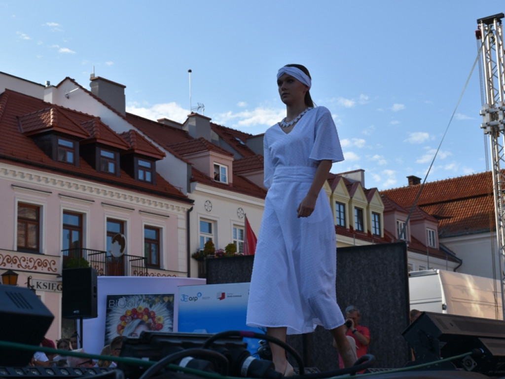 Sandomierz stolicą polskiej mody. Wielki pokaz na zakończenie Nadwiślańskiego Fashion Week [zdjęcia]