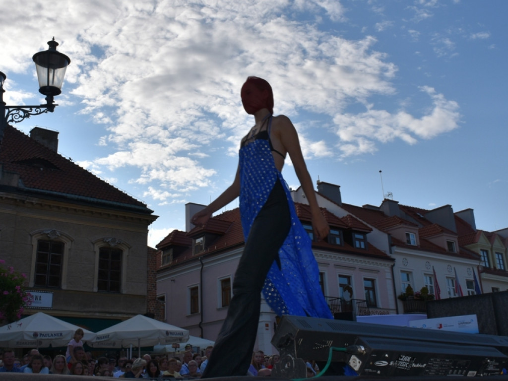 Sandomierz stolicą polskiej mody. Wielki pokaz na zakończenie Nadwiślańskiego Fashion Week [zdjęcia]