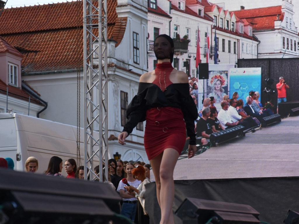 Sandomierz stolicą polskiej mody. Wielki pokaz na zakończenie Nadwiślańskiego Fashion Week [zdjęcia]