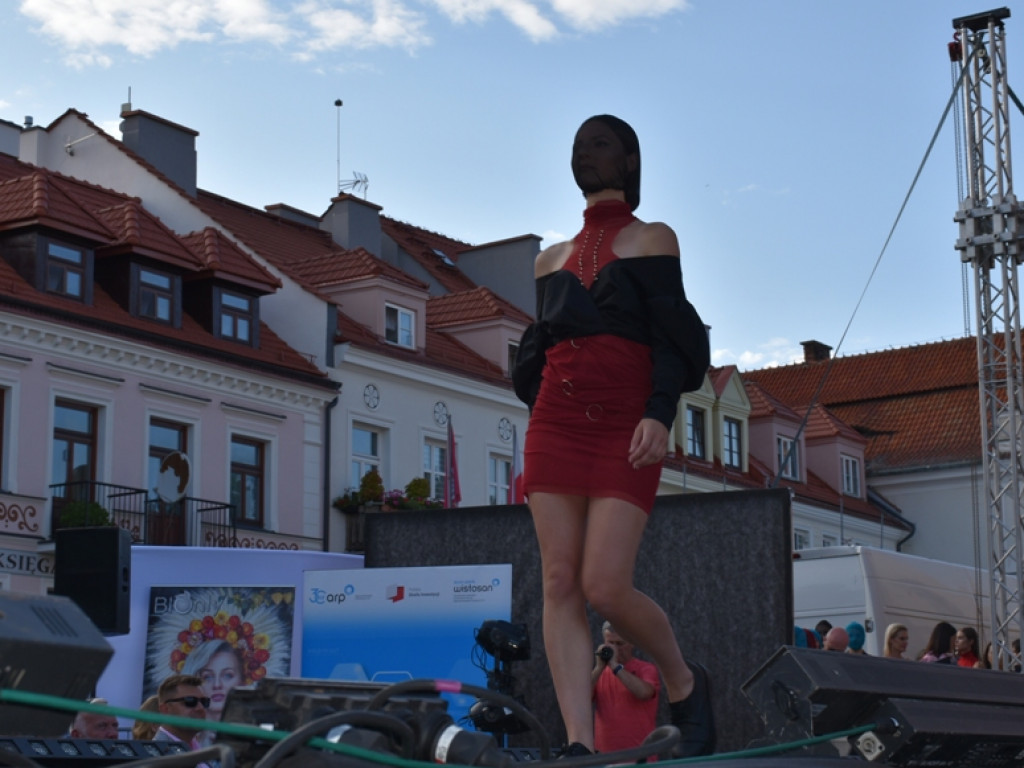 Sandomierz stolicą polskiej mody. Wielki pokaz na zakończenie Nadwiślańskiego Fashion Week [zdjęcia]