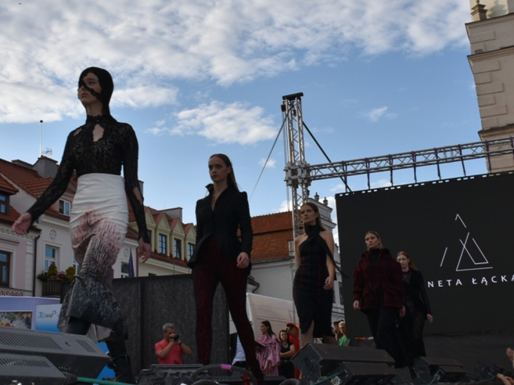 Sandomierz stolicą polskiej mody. Wielki pokaz na zakończenie Nadwiślańskiego Fashion Week [zdjęcia]