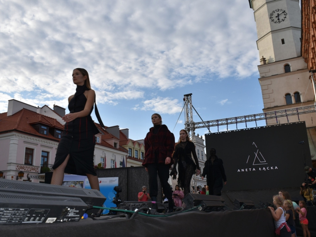 Sandomierz stolicą polskiej mody. Wielki pokaz na zakończenie Nadwiślańskiego Fashion Week [zdjęcia]