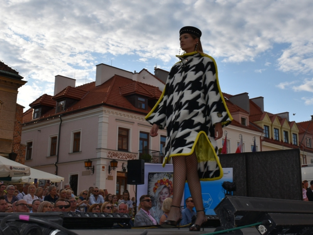 Sandomierz stolicą polskiej mody. Wielki pokaz na zakończenie Nadwiślańskiego Fashion Week [zdjęcia]