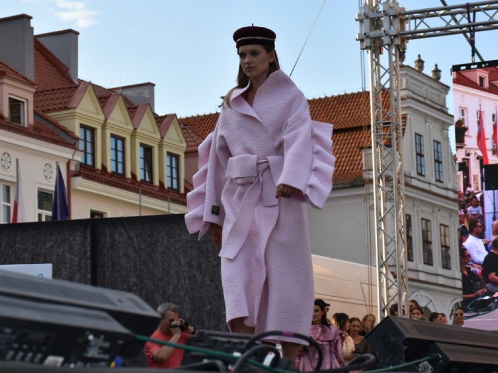 Sandomierz stolicą polskiej mody. Wielki pokaz na zakończenie Nadwiślańskiego Fashion Week [zdjęcia]