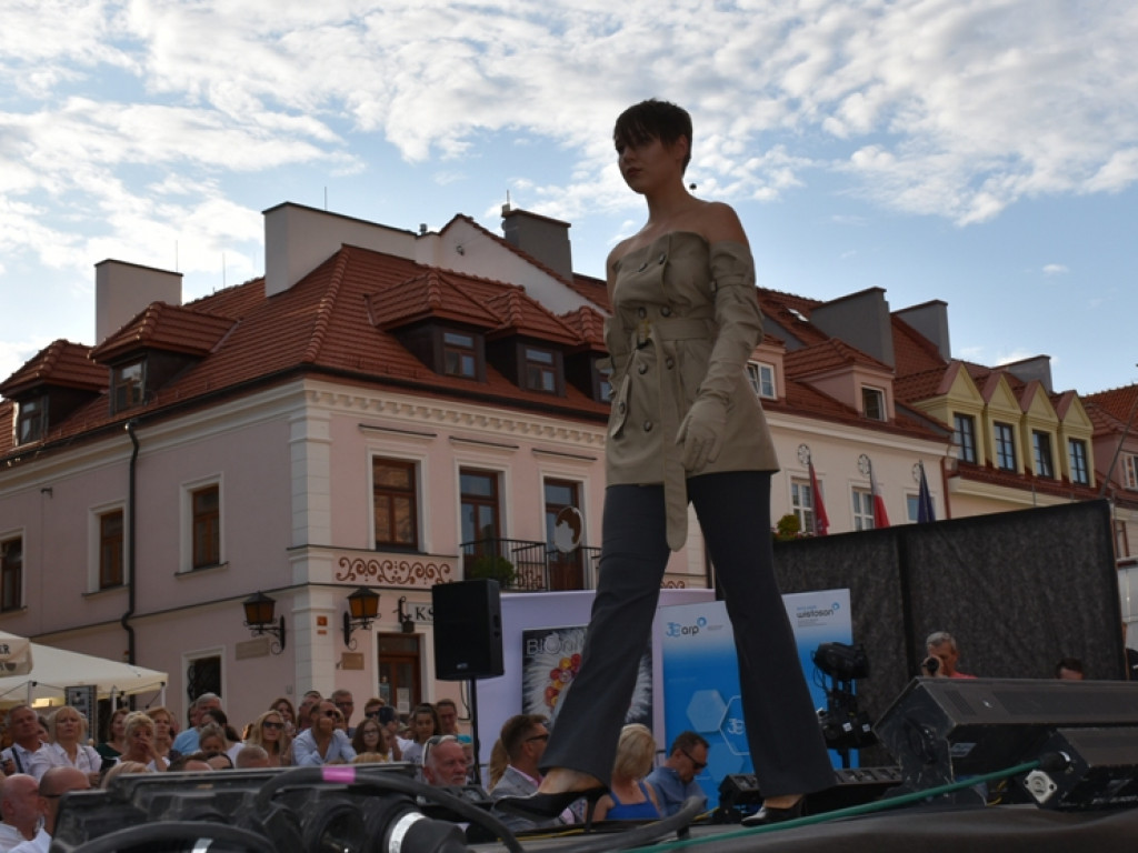 Sandomierz stolicą polskiej mody. Wielki pokaz na zakończenie Nadwiślańskiego Fashion Week [zdjęcia]
