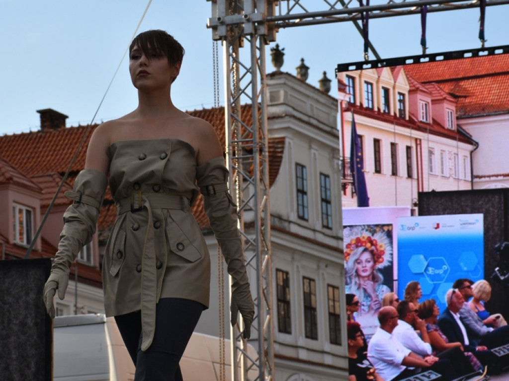 Sandomierz stolicą polskiej mody. Wielki pokaz na zakończenie Nadwiślańskiego Fashion Week [zdjęcia]