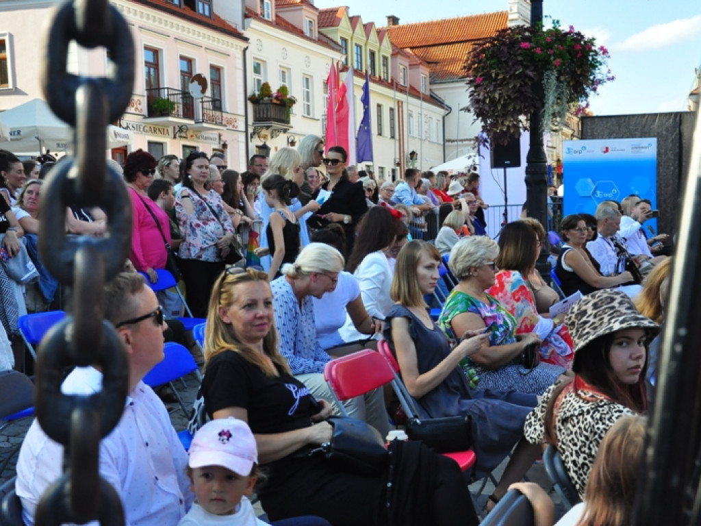 Sandomierz stolicą polskiej mody. Wielki pokaz na zakończenie Nadwiślańskiego Fashion Week [zdjęcia]