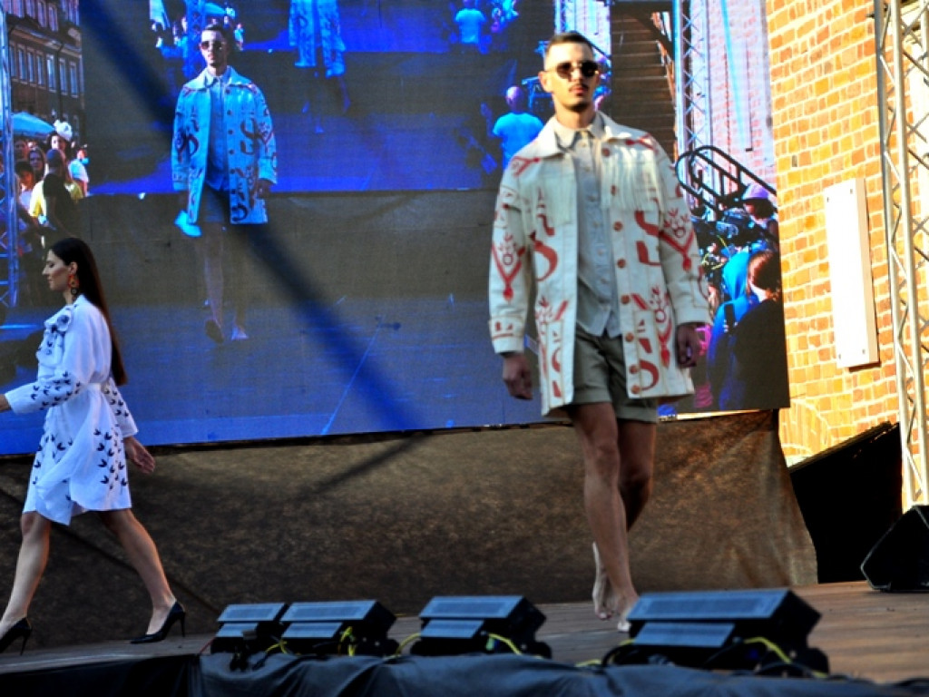 Sandomierz stolicą polskiej mody. Wielki pokaz na zakończenie Nadwiślańskiego Fashion Week [zdjęcia]