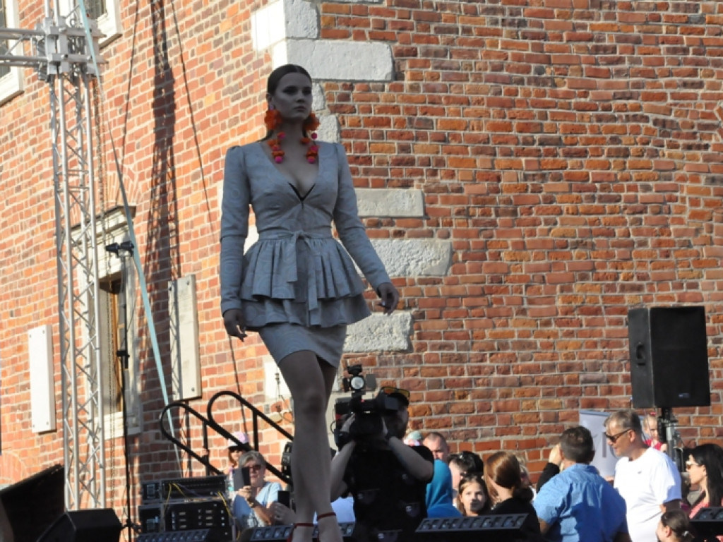 Sandomierz stolicą polskiej mody. Wielki pokaz na zakończenie Nadwiślańskiego Fashion Week [zdjęcia]