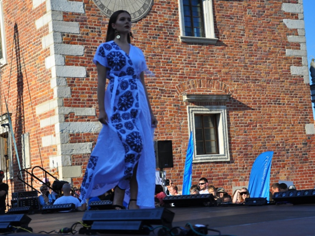 Sandomierz stolicą polskiej mody. Wielki pokaz na zakończenie Nadwiślańskiego Fashion Week [zdjęcia]