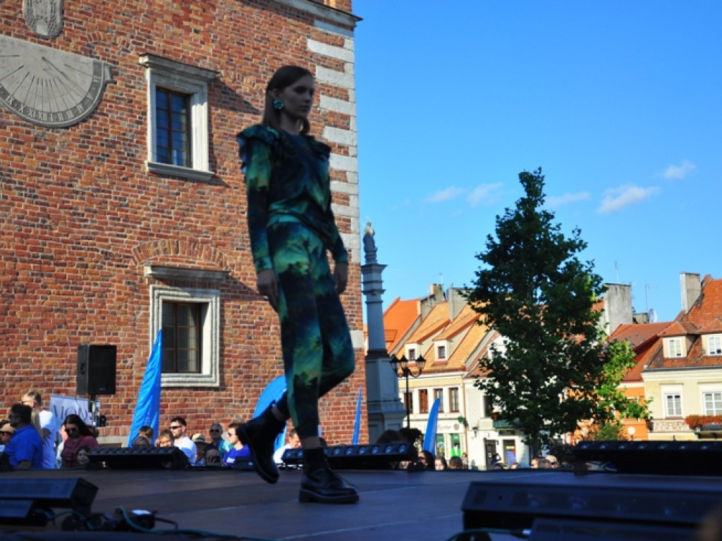 Sandomierz stolicą polskiej mody. Wielki pokaz na zakończenie Nadwiślańskiego Fashion Week [zdjęcia]