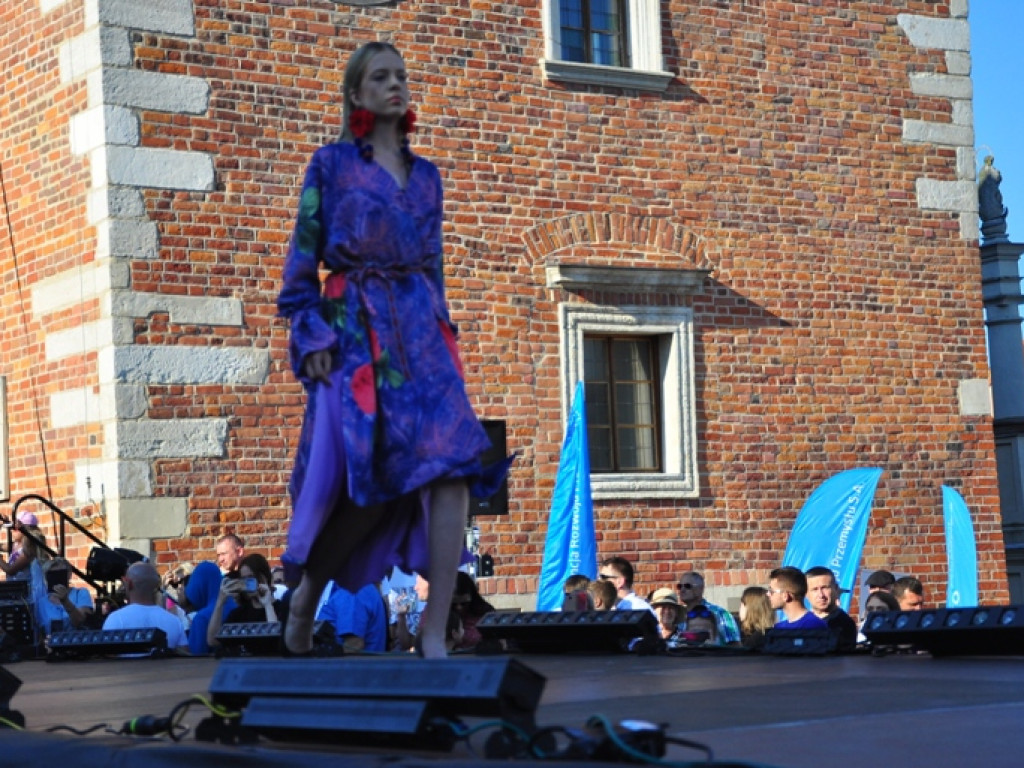 Sandomierz stolicą polskiej mody. Wielki pokaz na zakończenie Nadwiślańskiego Fashion Week [zdjęcia]