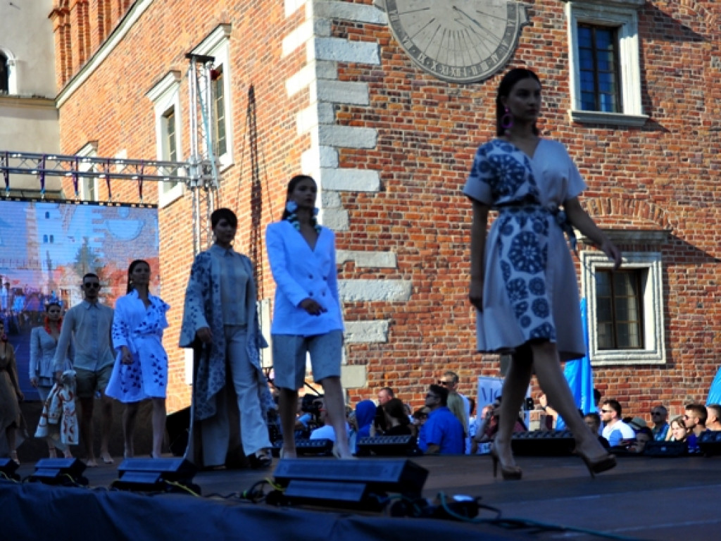 Sandomierz stolicą polskiej mody. Wielki pokaz na zakończenie Nadwiślańskiego Fashion Week [zdjęcia]
