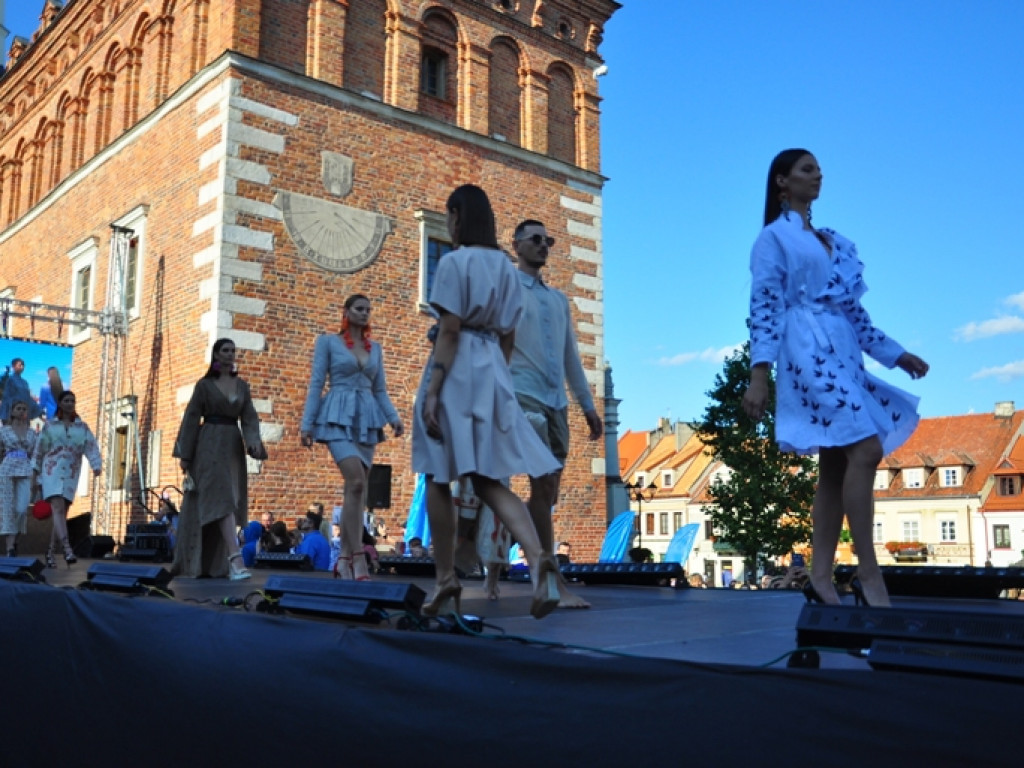 Sandomierz stolicą polskiej mody. Wielki pokaz na zakończenie Nadwiślańskiego Fashion Week [zdjęcia]