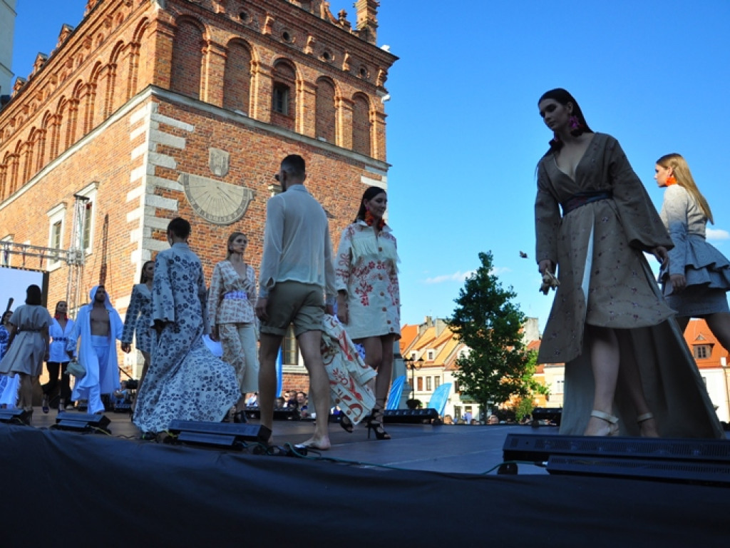 Sandomierz stolicą polskiej mody. Wielki pokaz na zakończenie Nadwiślańskiego Fashion Week [zdjęcia]