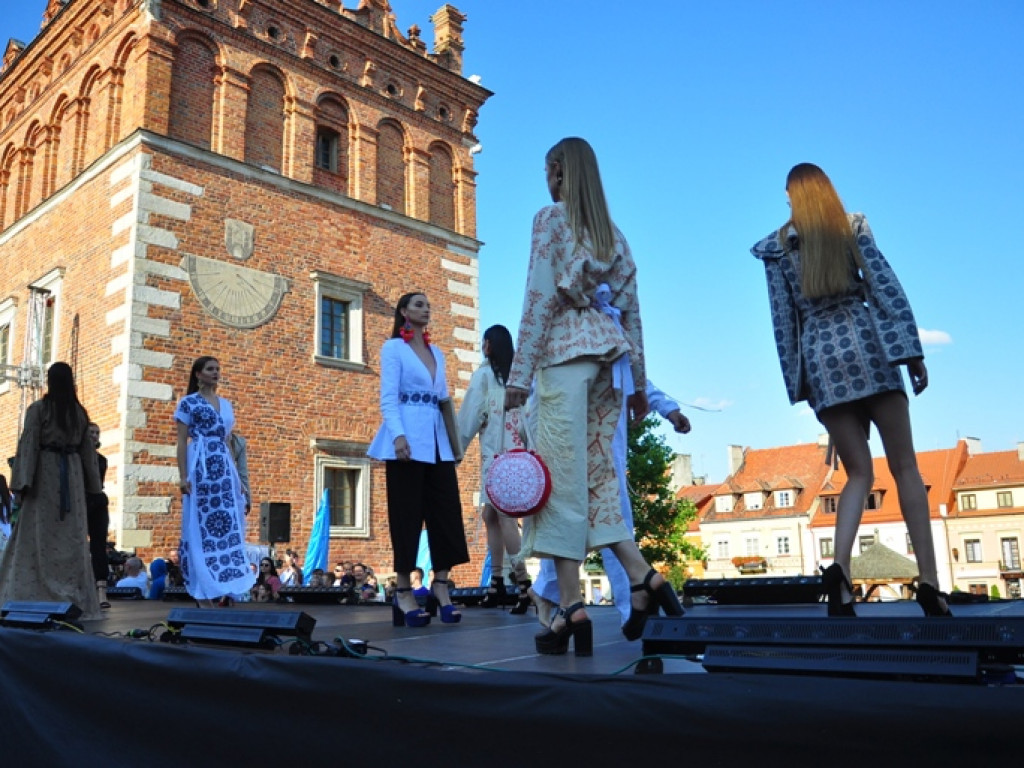 Sandomierz stolicą polskiej mody. Wielki pokaz na zakończenie Nadwiślańskiego Fashion Week [zdjęcia]