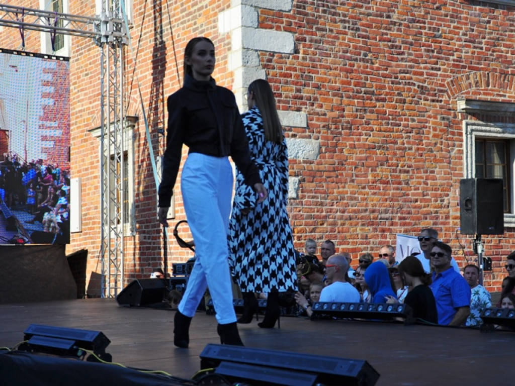 Sandomierz stolicą polskiej mody. Wielki pokaz na zakończenie Nadwiślańskiego Fashion Week [zdjęcia]