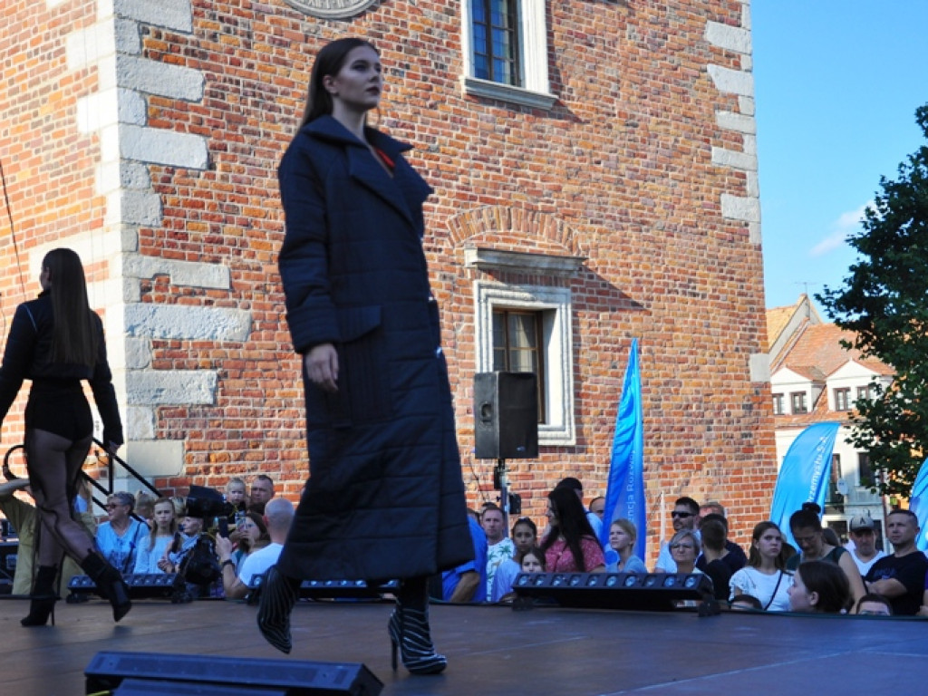 Sandomierz stolicą polskiej mody. Wielki pokaz na zakończenie Nadwiślańskiego Fashion Week [zdjęcia]