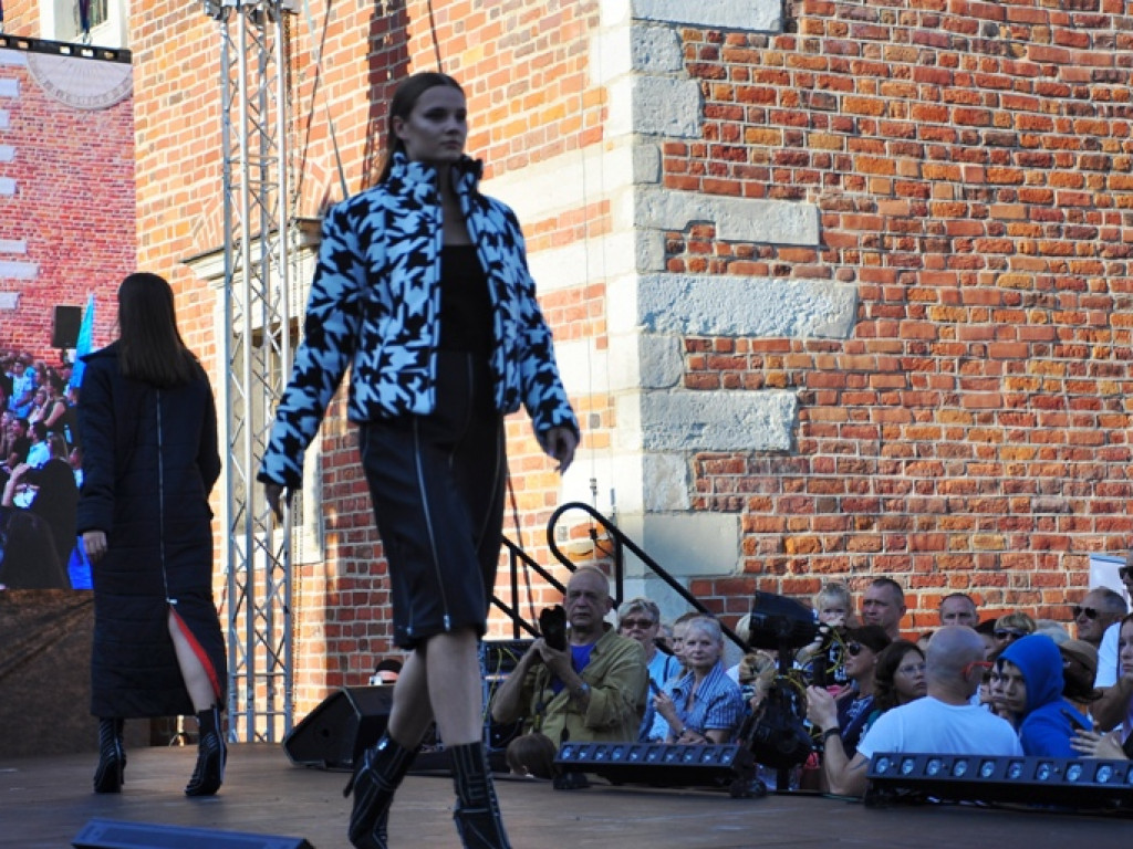 Sandomierz stolicą polskiej mody. Wielki pokaz na zakończenie Nadwiślańskiego Fashion Week [zdjęcia]