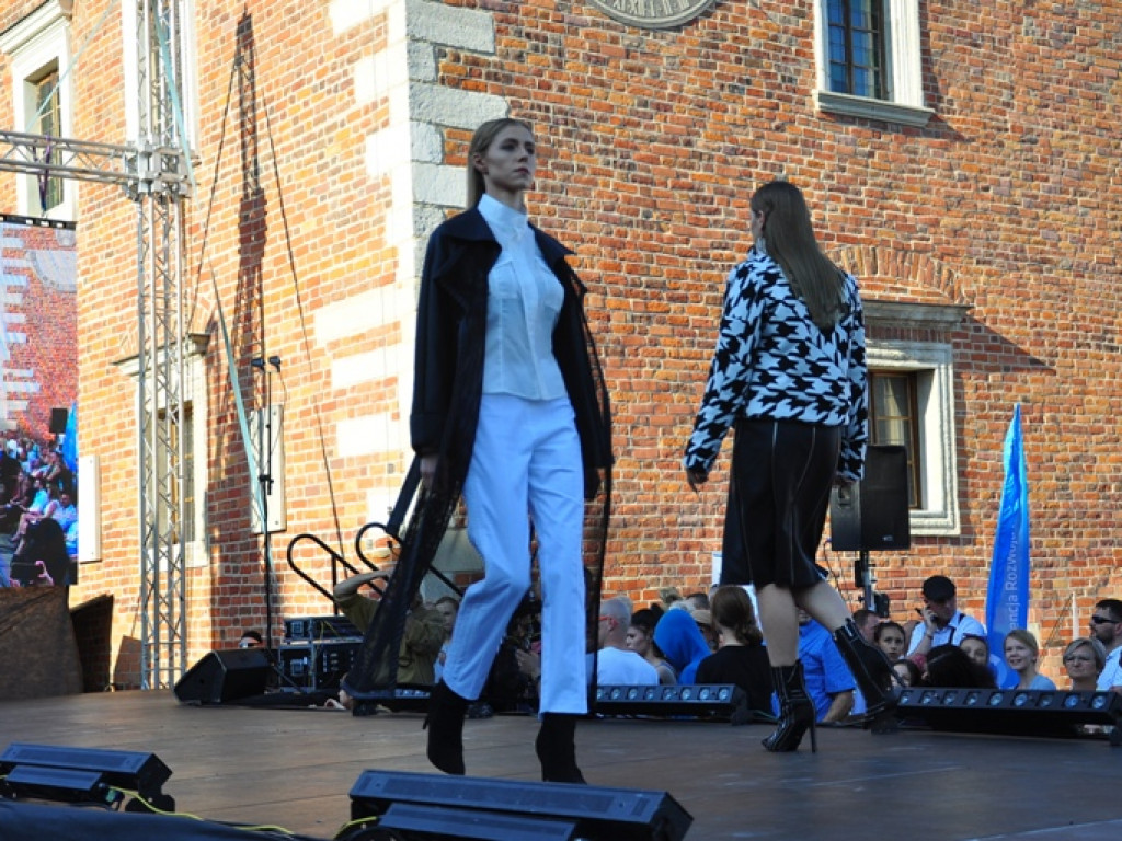 Sandomierz stolicą polskiej mody. Wielki pokaz na zakończenie Nadwiślańskiego Fashion Week [zdjęcia]
