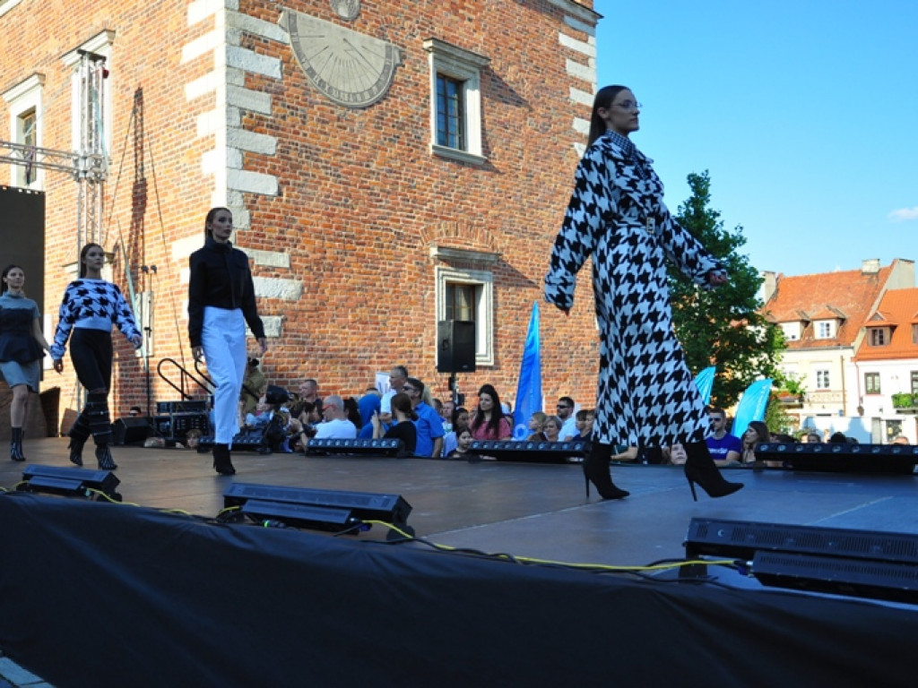 Sandomierz stolicą polskiej mody. Wielki pokaz na zakończenie Nadwiślańskiego Fashion Week [zdjęcia]