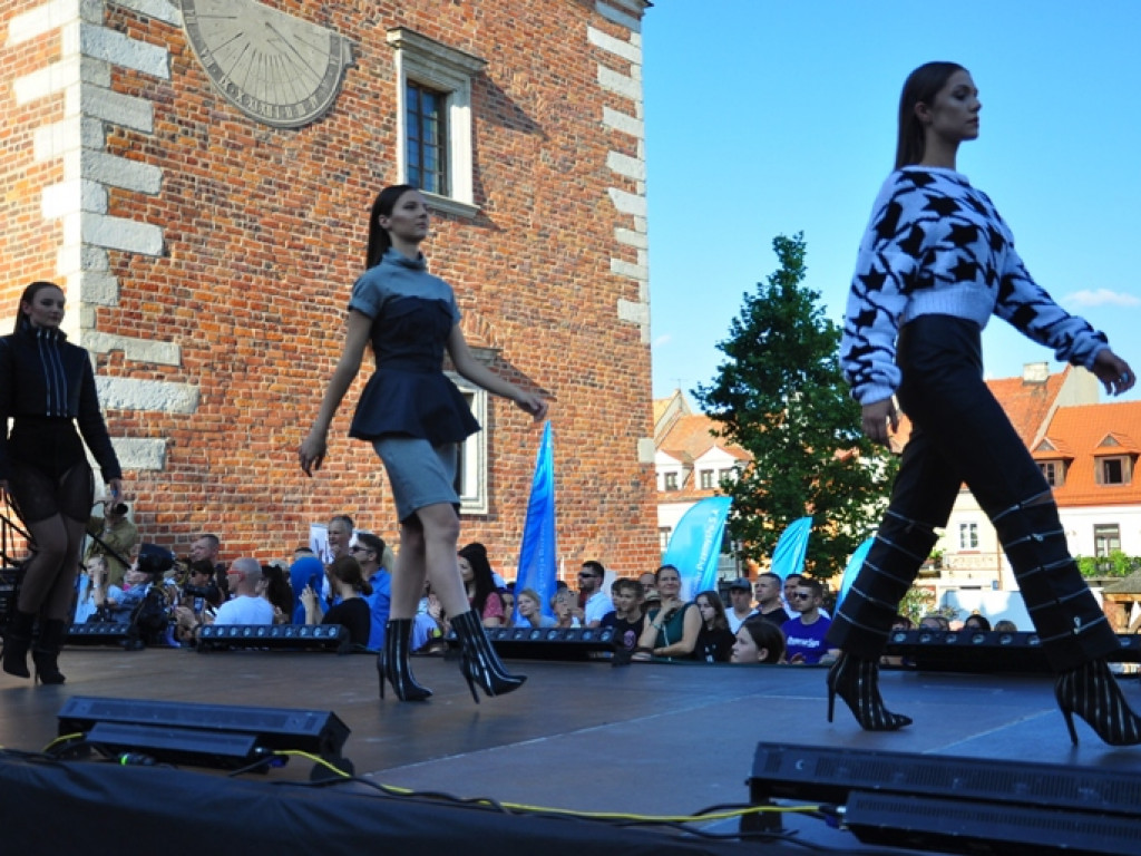 Sandomierz stolicą polskiej mody. Wielki pokaz na zakończenie Nadwiślańskiego Fashion Week [zdjęcia]