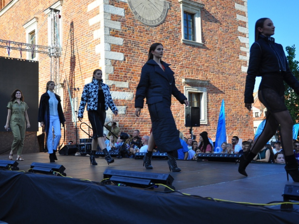 Sandomierz stolicą polskiej mody. Wielki pokaz na zakończenie Nadwiślańskiego Fashion Week [zdjęcia]