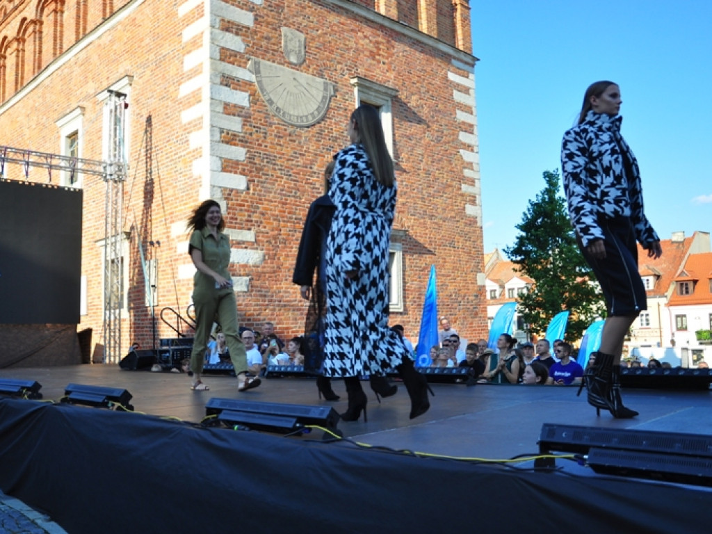 Sandomierz stolicą polskiej mody. Wielki pokaz na zakończenie Nadwiślańskiego Fashion Week [zdjęcia]