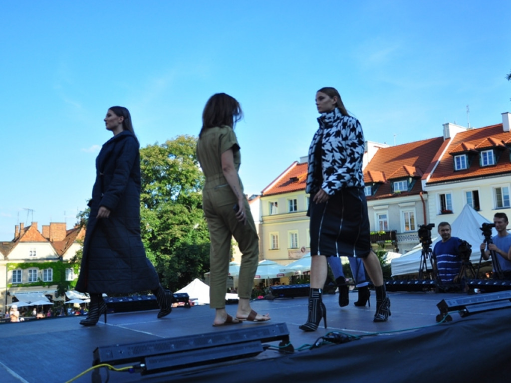 Sandomierz stolicą polskiej mody. Wielki pokaz na zakończenie Nadwiślańskiego Fashion Week [zdjęcia]