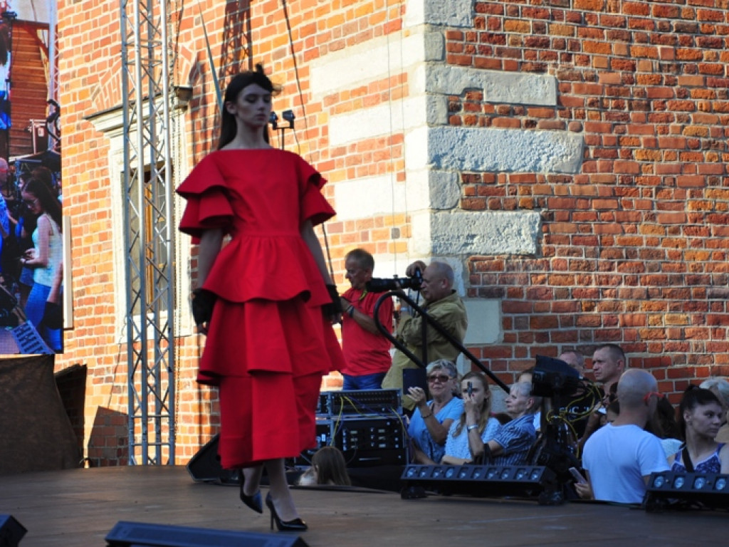 Sandomierz stolicą polskiej mody. Wielki pokaz na zakończenie Nadwiślańskiego Fashion Week [zdjęcia]