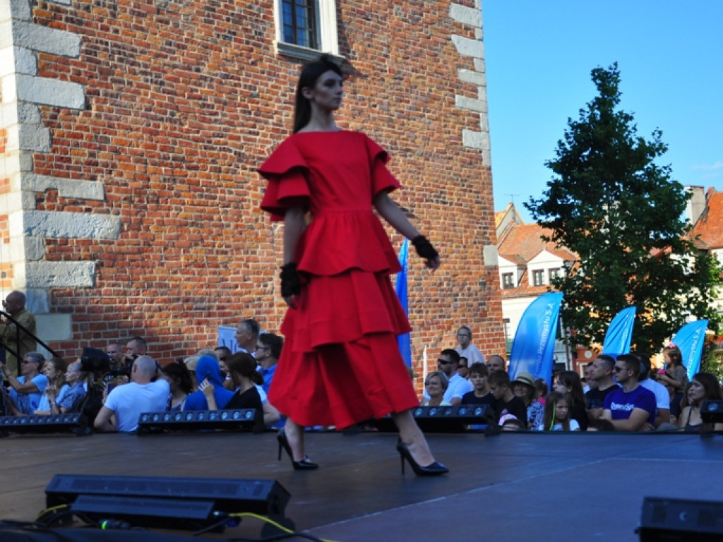 Sandomierz stolicą polskiej mody. Wielki pokaz na zakończenie Nadwiślańskiego Fashion Week [zdjęcia]